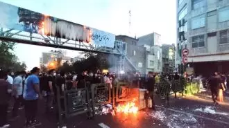 آتش زدن تصویر سر دژخیم قاسم سلیمانی توسط جوانان شورشی در ایران