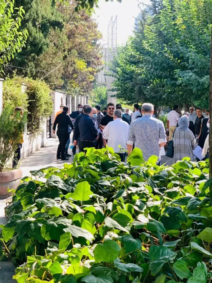 تجمع اعتراضی غارت‌شدگان بورس در تهران - 2