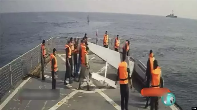 تصویری از شناورهای بدون سرنشین ناوگان پنجم نیروی دریایی آمریکا بر روی ناوشکن رژیم ایران