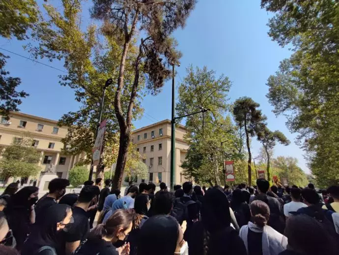 سومین روز تجمع دانشجویان دانشگاه تهران در اعتراض به‌قتل مهسا امینی و سرکوب سیستماتیک - 2