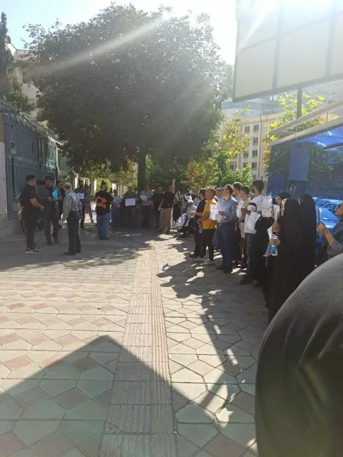 تجمع اعتراضی غارت‌شدگان بورس در تهران - 0