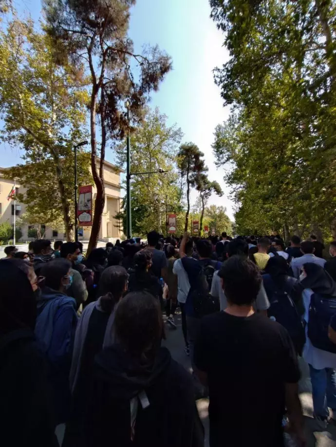 سومین روز تجمع دانشجویان دانشگاه تهران در اعتراض به‌قتل مهسا امینی و سرکوب سیستماتیک - 1