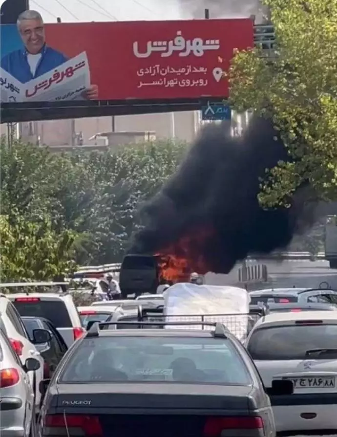 -تهران -‏یک ماشین گشت ارشاد در تهران به آتش کشیده شد. -۲۸ شهریور 