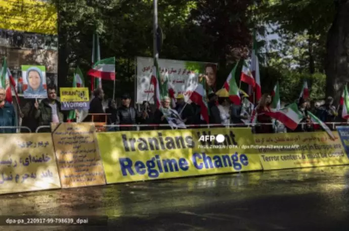 تظاهرات هواداران شورای ملی مقاومت مقابل سفارت ایران در برلین در اعتراض به‌قتل مهسا امینی - 1