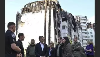 آنتونی بلینکن، وزیر امور خارجه آمریکا، در حین بازدید از شهر ایرپین، اوکراین، پنجشنبه، ۱۷شهریور، نزدیک یک ساختمان مسکونی آسیب دیده ایستاده است.