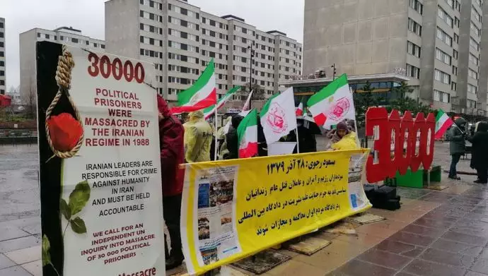 تظاهرات ایرانیان آزاده و بستگان شهیدان قتل‌عام در مقابل دادگاه تجدید نظردژخیم حمید نوری در استکهلم