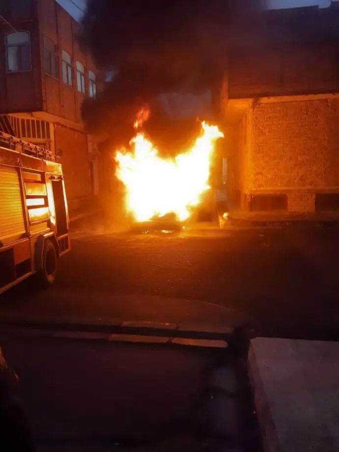 -قم - بنا بر گزارشهای مردمی جوانان دلیر خودرو یک آخوند حکومتی را در این شهر به آتش کشیدند - ۲۳دی
