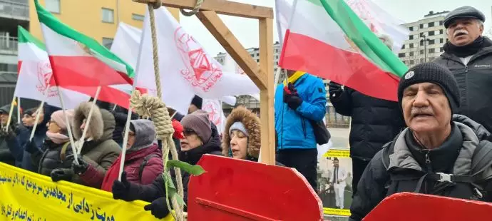 -استکهلم سوئد - تظاهرات ایرانیان آزاده در مقابل دادگاه سوئد - 3