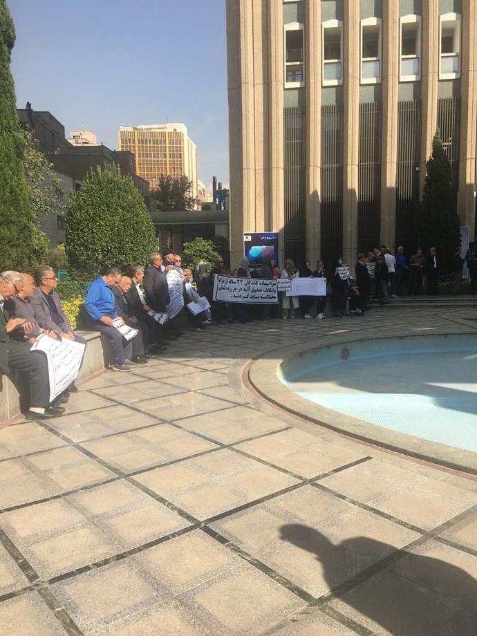 تهران - تجمع اعتراضی کارمندان و بازنشستگان بانک صادرات واقع در خیابان سمیه -۲۹مهر ۱۴۰۲