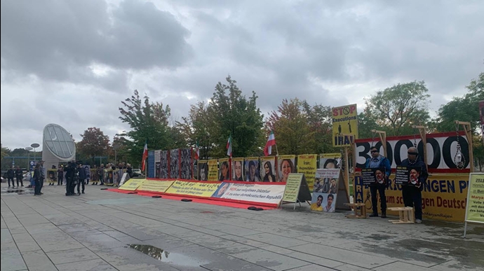 برلین - مقابل پارلمان فدرال آلمان، نمایشگاه گرامیداشت شهیدان به‌مناسبت روز جهانی علیه اعدام