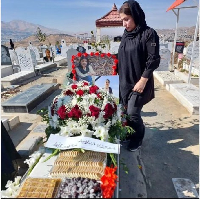 مراسم سالگرد شهادت سارینا ساعدی با حضور مادر و اقوام این شهید قیام در آرامستان بهشت محمدی سنندج