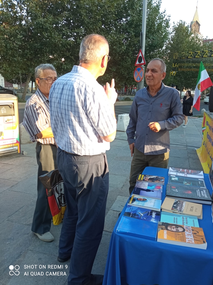 میز کتاب ایرانیان آزاده در سالگرد جمعه خونین زاهدان در بخارست - شنبه ۸مهر ۱۴۰۲