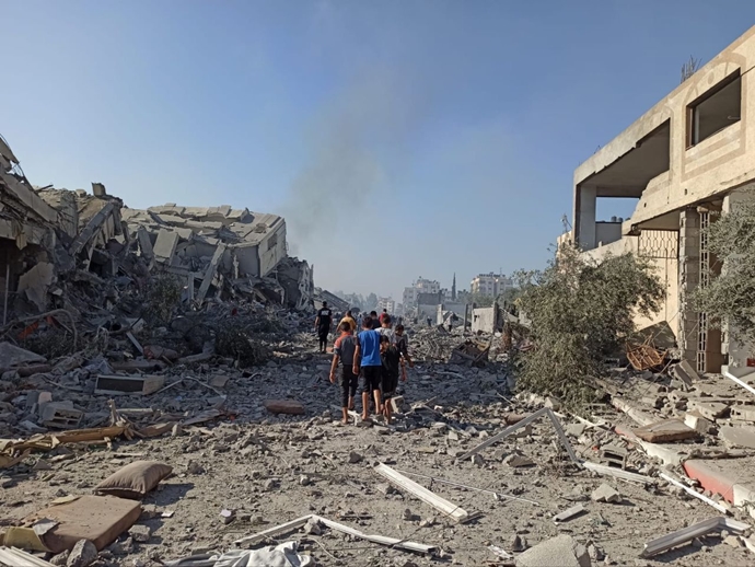 غزه - آثار به جا مانده از ۲۰برج محل سکونت مردم غزه که امروز صبح بمباران شده است. 