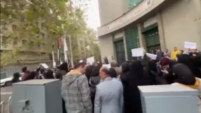 تجمع اعتراضی پرستاران دانشگاه علوم پزشکی تهران