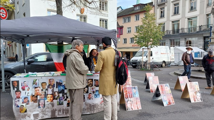 زوریخ سوئیس - برگزاری میز کتاب و تصاویر شهیدان قیام توسط ایرانیان آزاده و هواداران سازمان مجاهدین - ۱۹آبان
