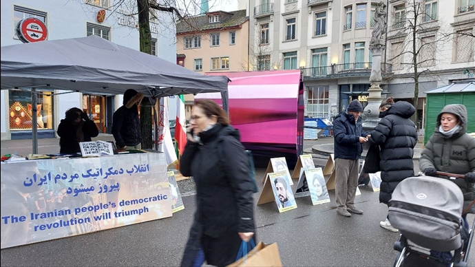 زوریخ سوئیس - ایرانیان آزاده با برپایی میز کتاب با قیام سراسری اعلام همبستگی کردند - ۸آذر