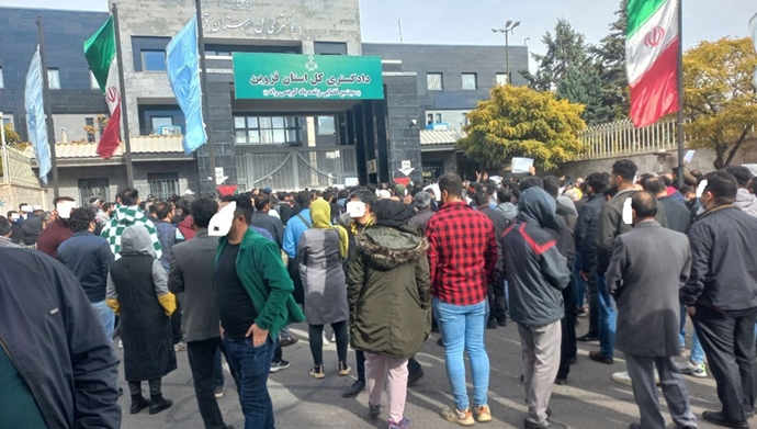 تجمع اعتراضی سرمایه‌گذاران خودرویی مقابل دادگستری رژیم در قزوین