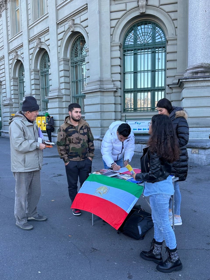 برن سوئیس - برگزاری میز کتاب توسط ایرانیان آزاده در همبستگی با شهیدان قیام سراسری - ۱۷آبان