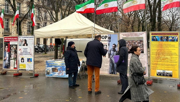 پاریس - برگزاری میز کتاب همراه با نمایش تصاویر شهیدان قیام 