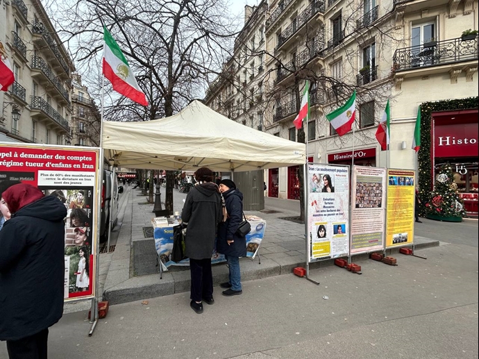 پاریس - ایرانیان آزاده با برگزاری میز کتاب و نصب تصاویر شهیدان با قیام سراسری ابراز همبستگی کردند