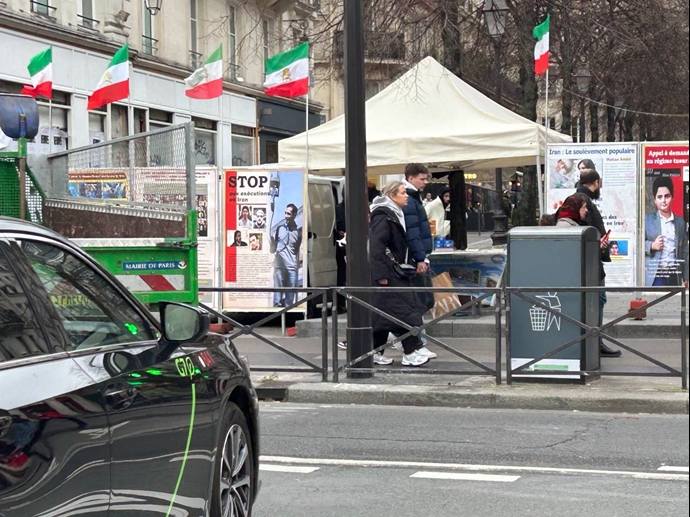 برگزاری میز کتاب همراه با نمایش تصاویر شهیدان در پاریس