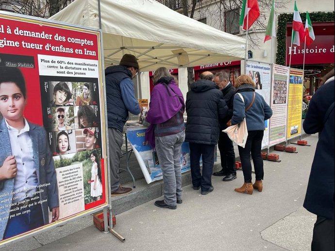 پاریس - ایرانیان آزاده با برگزاری میز کتاب و نصب تصاویر شهیدان با قیام سراسری ابراز همبستگی کردند - ۲۴آذر