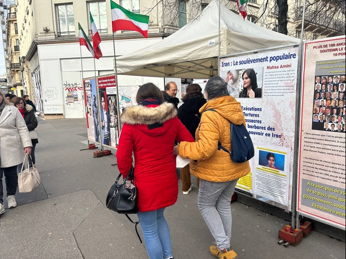 پاریس - ایرانیان آزاده با برگزاری میز کتاب و نصب تصاویر شهیدان با قیام سراسری ابراز همبستگی کردند - ۲۴آذر