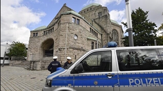 پلیس آلمان در حال حفاظت از کنیسه‌ای در آلمان