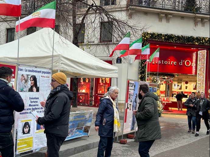 پاریس - ایرانیان آزاده با برگزاری میز کتاب و نمایش تصاویر شهیدان، با قیام سراسری ابراز همبستگی کردند - ۱۶آذر