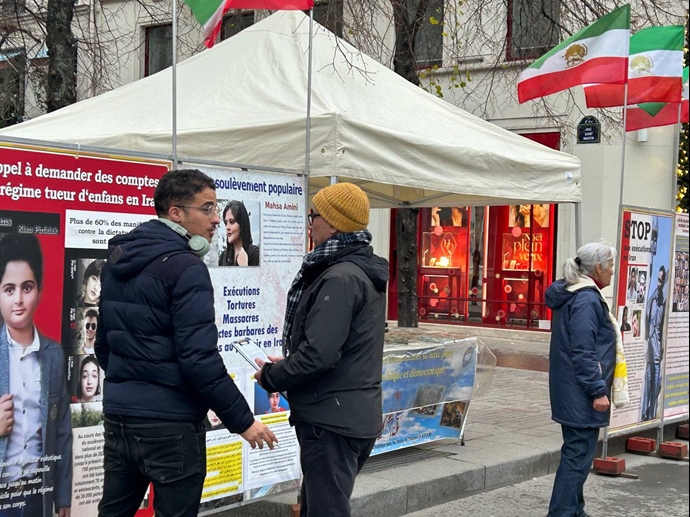پاریس - ایرانیان آزاده با برگزاری میز کتاب و نمایش تصاویر شهیدان، با قیام سراسری ابراز همبستگی کردند - ۱۶آذر