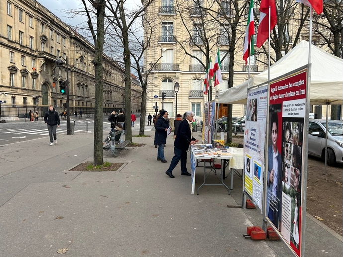پاریس - ایرانیان آزاده با برگزاری میز کتاب و نمایش تصاویر شهیدان، با قیام سراسری ابراز همبستگی کردند - ۱۵آذر