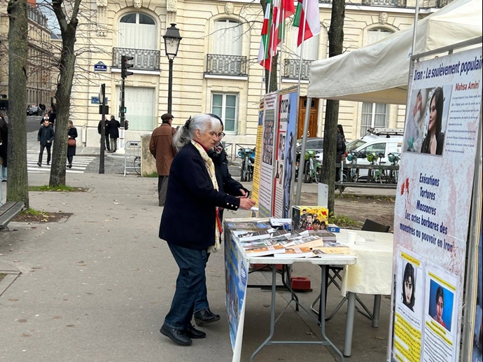 پاریس - ایرانیان آزاده با برگزاری میز کتاب و نمایش تصاویر شهیدان، با قیام سراسری ابراز همبستگی کردند - ۱۵آذر