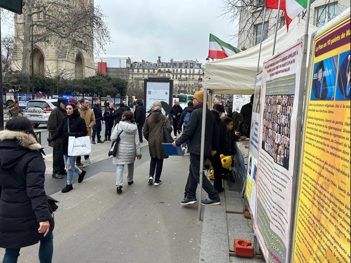 پاریس - برگزاری میز کتاب و نمایشگاه تصاویر شهیدان در همبستگی با قیام سراسری - ۵ آذر