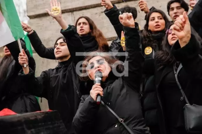 انعکاس خبرگزاری تصویری آژانس تصویری اروپا (اپا) از تظاهرات پاریس به‌مناسبت سالگرد انقلاب ضدسلطنتی - 15