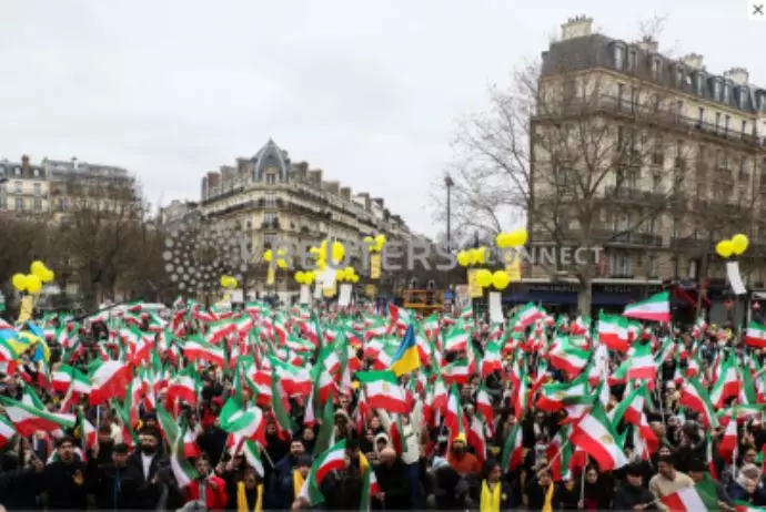 رویترز: اعضای جامعه ایرانی و حامیان شورای ملی ایران در حرکتی اعتراضی در پاریس در همبستگی با مردم ایران - 6