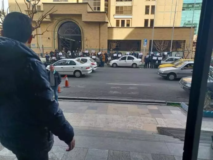 -تهران - تجمع اعتراضی علیه چپاول شرکت کرمان موتور در مقابل وزارت صمت رژیم - ۱۷بهمن