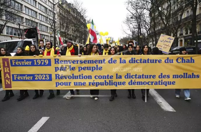 انعکاس تصویری آسوشیتدپرس از تظاهرات در پاریس به‌مناسبت سالگرد انقلاب ضدسلطنتی - 19