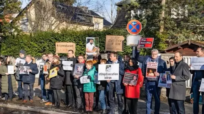 تجمع اعتراضی نمایندگان پارلمان آلمان علیه احکام اعدام مقابل سفارت ایران در برلین