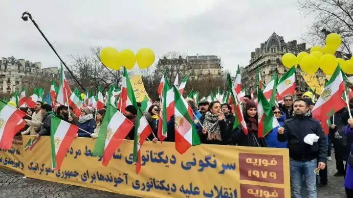 پاریس - میدان دانفر رشور - ایرانیان آزاده برای تظاهرات بزرگ خود در سالگرد انقلا ضدسلطنتی آماده می‌شوند - ۲۳بهمن - 2
