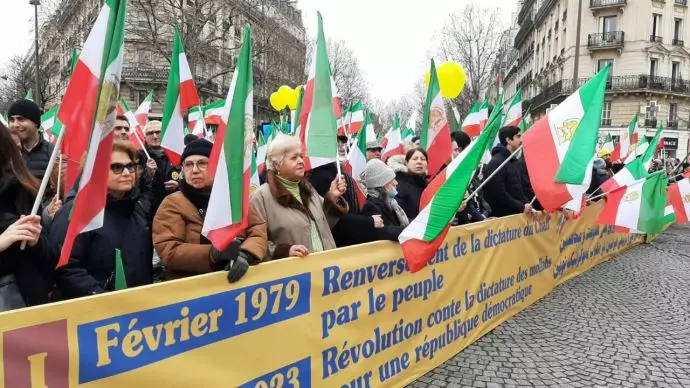 پاریس - میدان دانفر رشور - ایرانیان آزاده برای تظاهرات بزرگ خود در سالگرد انقلا ضدسلطنتی آماده می‌شوند - ۲۳بهمن - 3