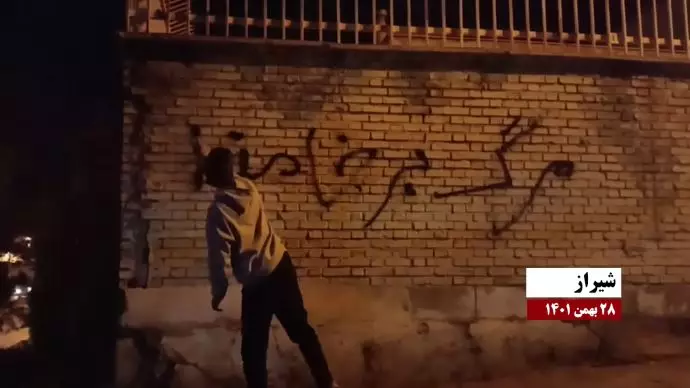 دیوارنویسی و نصب شعارهای مرگ بر ستمگر چه شاه باشه چه رهبر و نه سلطنت نه رهبری دموکراسی برابری در شهرهای میهن - 35