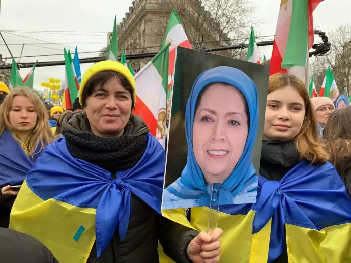 پاریس - شماری از شهروندان اوکراین در حمایت از مقاومت ایران تصاویر خانم مریم رجوی را در دست دارند - ۲۳بهمن - 1