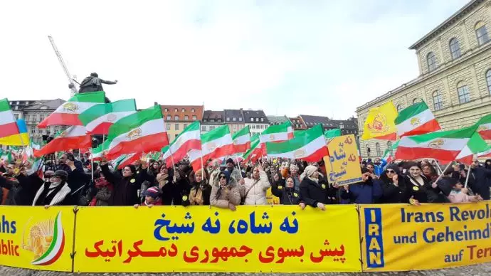 مونیخ - ایرانیان آزاده در برابر کنفرانس مونیخ دست به تظاهرات زدند - ۲۸بهمن - 6