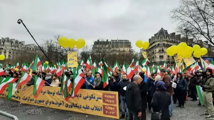 پاریس - میدان دانفر رشور - ایرانیان آزاده برای تظاهرات بزرگ خود در سالگرد انقلا ضدسلطنتی آماده می‌شوند - ۲۳بهمن - 1