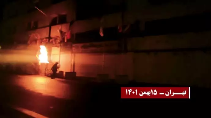 به آتش کشیدن بنر دهه زجر در تهران ۱۵بهمن ۱۴۰۱