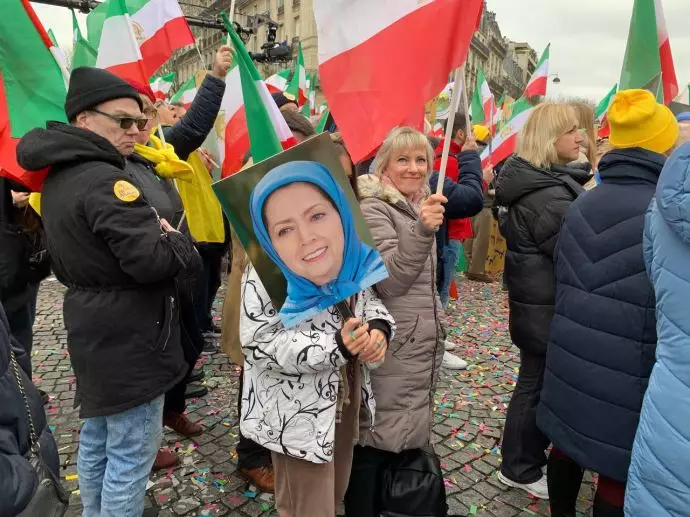 پاریس - شماری از شهروندان اوکراین در حمایت از مقاومت ایران تصاویر خانم مریم رجوی را در دست دارند - ۲۳بهمن - 0