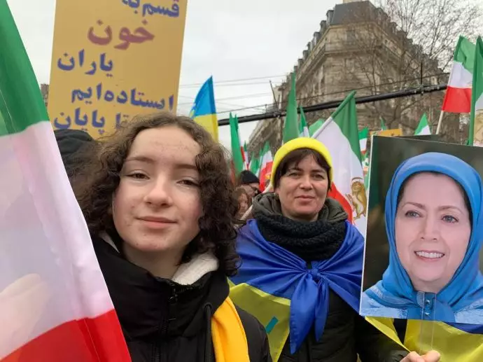 پاریس - شماری از شهروندان اوکراین در حمایت از مقاومت ایران تصاویر خانم مریم رجوی را در دست دارند - ۲۳بهمن - 2