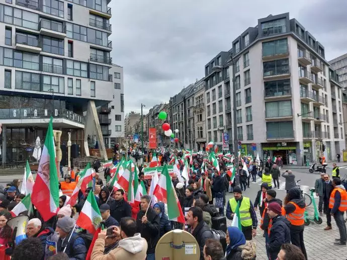 بروکسل - تظاهرات بزرگ ایرانیان آزاده همزمان با اجلاس وزیران خارجه اتحادیه اروپا - ۲۹اسفند - 1