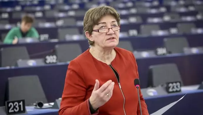 خانم کورنلیا ارنست رئیس گروه رابطه با ایران در پارلمان اروپا (از حزب چپ آلمان)