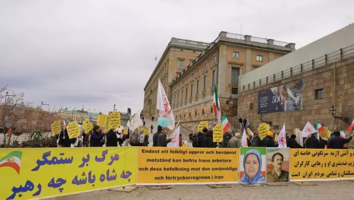 استهکلم سوئد - آکسیون ایرانیان آزاده در حمایت از اعتصاب کارگران صنایع نفت، گاز، پتروشیمی، نیروگاهها، صنایع فولاد و معادن مس در آستانه روز جهانی کارگر